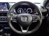 ハンドル左側にはオーディオ操作が出来るオーディオリモートコントロールスイッチ、右側にはHonda SENSINGとオートクルーズコントロールのスイッチを装備!