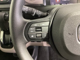 ステアリングにオーディオ操作スイッチが付いています。オーディオ画面に直接タッチしなくても操作が出来ますので、運転に集中できます。