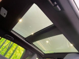 【調光パノラマルーフ】車内の解放感が一気に上がる大型パノラマルーフに調光機能がプラス!日差しが強い時、シェードを閉めなくてもガラスの透明度を調整することで心地よい明るさに♪