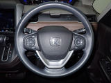 ハンドル左側にはオーディオ操作が出来るオーディオリモートコントロールスイッチ、右側にはHonda SENSINGとオートクルーズコントロールのスイッチを装備!
