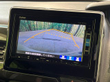 【バックカメラ】駐車時に後方がリアルタイム映像で確認できます。大型商業施設や立体駐車場での駐車時や、夜間のバック時に大活躍!運転スキルに関わらず、今や必須となった装備のひとつです!