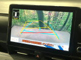 【バックカメラ】駐車時に後方がリアルタイム映像で確認できます。大型商業施設や立体駐車場での駐車時や、夜間のバック時に大活躍!運転スキルに関わらず、今や必須となった装備のひとつです!