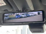 【社外デジタルルームミラー】車両後方カメラの映像をルームミラーに映すことが出来ます。 そのため、後席に人や荷物があって後方が見えづらい場合でもしっかり視界を確保することが出来ます。