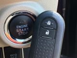 ★【スマートキー&スタートシステム】携帯したスマートキーを取り出すことなく、ドアの施錠・解錠が可能で、ワンプッシュでエンジンがスタート!!