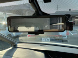 車体の後部にカメラがついていて、その映像がルームミラー内のモニターに表示します。人や荷物などで視界が遮られた時なども確認がしやすいです。