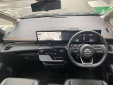 運転席からの視界が広く、隅々まではっきり見渡せます☆小物入れも多くスッキリした運転席廻り