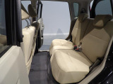 後部座席もリラックスできる車内空間になっております。足元は広々?♪