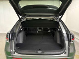 フラットなラゲッジスペースは広々とした印象もあり積載量も十分ございます。