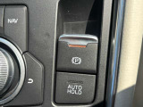 電動パーキングブレーキを搭載しており片手でかけることができます。AUTO HOLD機能によりブレーキを保持するので信号待ちなどに快適にすごしていただけます。