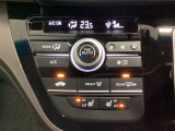セレクトレバーの左側にプラズマクラスター付き・オートエアコンがついてますので簡単操作で快適に過ごせます。シートヒータースイッチ内蔵で前席の左右別々にHiとLoの2段階で温度設定ができます。