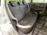 後部座席も気になるようなキズ・汚れやへたり等、大きなダメージはなく、良好な状態です。
