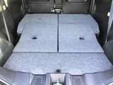 リヤシートを倒すと大きな荷物も搭載可能です。