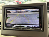 バック駐車が苦手な方や、初めてのお車で不安な方でも後方をナビ画面に映してくれるので、ラクラク停められます。