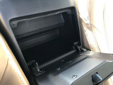 運転席と助手席の間に鍵付きの収納があり、貴重品や小物を守ります。