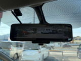 スマート・ルームミラー:車両後方のカメラ映像をミラー面に映し出すので、車内の状況や、天候などに影響されずいつでもクリアな後方視界が得られます。