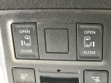 【両側パワースライドドア】スマートキーや運転席のスイッチで後席両側スライドドアの開閉が可能♪電動だから力を入れてドアを開ける必要が無く、小さなお子様でも簡単に開け閉めでき快適です♪