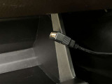 オーディオ機器やスマートフォンを直接カーオーディオに接続できるUSBケーブルが配置されています。