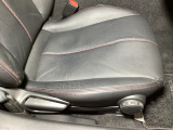 運転席にはドライバーの体型や好みに応じて前後方向だけでなく、座面前方の高さの調整ができるシートリフターを装備!