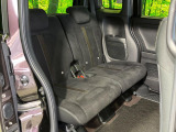 後部座席も気になるようなキズ・汚れやへたり等、大きなダメージはなく、良好な状態です。