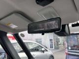 リアのカメラの画像を表示する『スマートルームミラー』で荷物いっぱいでも後部が見えます。 ディーラーオプション「前ドラレコ」も装備