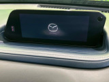 【8.8インチマツダコネクト】車内の雰囲気にマッチした大型のディスプレイ。スマホ接続でのナビ使用やBluetooth再生等、様々な機能が楽しめます。直感的なダイヤル操作が可能で、使い勝手も良好です。