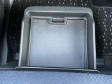 助手席シートの座椅子の下にシートアンダーボックスがあり、収納に便利です。