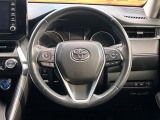 インテリアに合わせたデザインのステアリングは、運転される方のことも考え、運転しやすい形状、大きさです。是非一度、実際に触ってお確かめください。