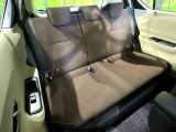 後部座席も気になるようなキズ・汚れやへたり等、大きなダメージはなく、良好な状態です。
