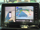 真上から見下ろすような映像で、車庫入れや縦列駐車時に、自車と駐車位置の関係をひと目で確認でき、スムースな駐車をサポート。動く物を検知してお知らせすることで、発進時の安全確認もサポートします。