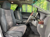 運転席まわりには十分なスペースがあり、大柄な方でもゆったり運転していただける環境です。