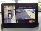 狭い場所での駐車やすれ違いなどでより的確な運転操作に役立つ360&deg;ビューモニターが装備されています。
