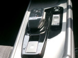電動パーキングブレーキ装備!また、オートブレーキホールド機能もありますので、停車時ブレーキペダルから足を離してもブレーキ力を保持しているので動き出しません。(アクセルペダルを踏むと解除され発進します)