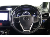 手先が冷える時期に嬉しいステアリングヒーターを装備。オーディオ操作やインフォメーションディスプレイ内の表示切替えが出来るスイッチも装備。走行中に視線を逸らさず出来る手元操作は安全運転に繋がります。