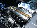 水冷直列6気筒DOHCのエンジンを搭載!出力265hs/5,500r.p.m トルク36.0kgm/4,000r.p.mの4速MT