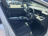 ◆前面ドア運転席◆ドアの開口が広く乗降ラクラク。シートの幅も広く運転していてもストレスを感じません。足元も広く快適なドライブを演出してくれます。