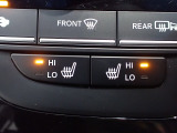 運転席と助手席には、【シートヒーター】が装備されています。温度調整も「Hi/Low」の切り替えができお好みの設定で快適なドライブを楽しめます。腰から下が暖まると、暖房よりも体があったまりますよ。
