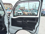 ドア内張はアームレスト形状になっており、腕を自然に預けられるので長時間の運転でも疲れにくい設計です。