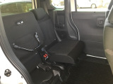 後席の座面をはね上げれば、ベビーカー等も積み込めます。