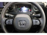 ハンドル左側にはオーディオ操作が出来るオーディオリモートコントロールスイッチ、右側にはHondaSENSINGとオートクルーズスイッチを装備!長距離運転や高速道路の運転では大活躍です!