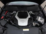 排気量を小さくし燃費とパワーを両立する高効率直噴ターボエンジン。燃料一滴一滴をパワーへと昇華させるAudi独自のFSI(直噴システム)により、燃料を無駄なく燃焼。