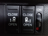 運転席からもスライドドアをボタン操作でスピーディーに開閉できます!またスマートキーでも操作できるので便利です。