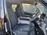 運転席は視認性や操作性を重視したつくりで、どなたでも扱いやすく快適にお乗りいただけます。清掃を行い、安心してご覧いただける状態で展示しております。