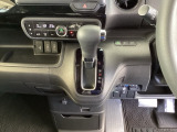 足元スッキリ、インパネシフトです。パーキングブレーキはフットブレーキタイプなので、運転席と助手席の間がスッキリしています。