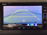 【バックカメラ】運転が苦手な方も車庫入れラクラクです!ギアをリバースに入れれば自動的に切り換わりますので、面倒な操作は不要です♪狭い駐車場もお車を傷つけず安心ですね!