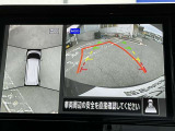 上空から見下ろしているかのような映像をディスプレイに映し出し、スムースな駐車をサポートします。画面は「トップビュー」のほか「サイドブラインドビュー」への切り換えが可能。ますます安心です