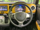 インテリアに合わせたデザインのステアリングは、運転される方のことも考え、運転しやすい形状、大きさです。是非一度、実際に触ってお確かめください。