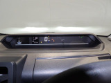 速度はデジタル表示で見やすいですね。燃費のいい運転をすると、イルミネーションがグリーンになります。グリーンの状態を長く保つだけで、上手にエコドライブができます。
