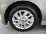 日産純正のアルミホイールが装着されてます。ボディデザインとマッチしておりおしゃれです。