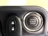 【キーレススタートシステム】カバンやポケットに入れたままでもドアの施錠・解錠が可能なスマートキーを装備。エンジンのオン・オフ時もカギを取り出す必要が無いからとっても便利です♪