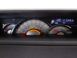 とっても見やすいメーターです。夜間時はラグジュアリーな気分にさせてくれる照明が魅力ですので、夜のドライブも楽しみになりますよ♪